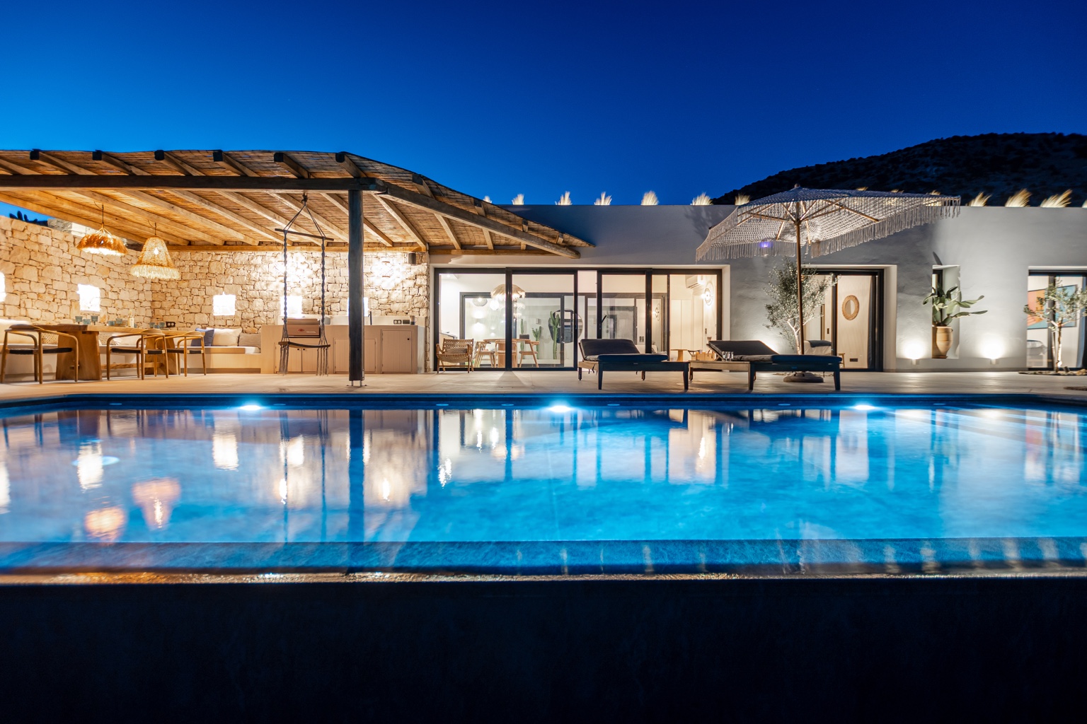 Piscine et terrasse illuminées le soir